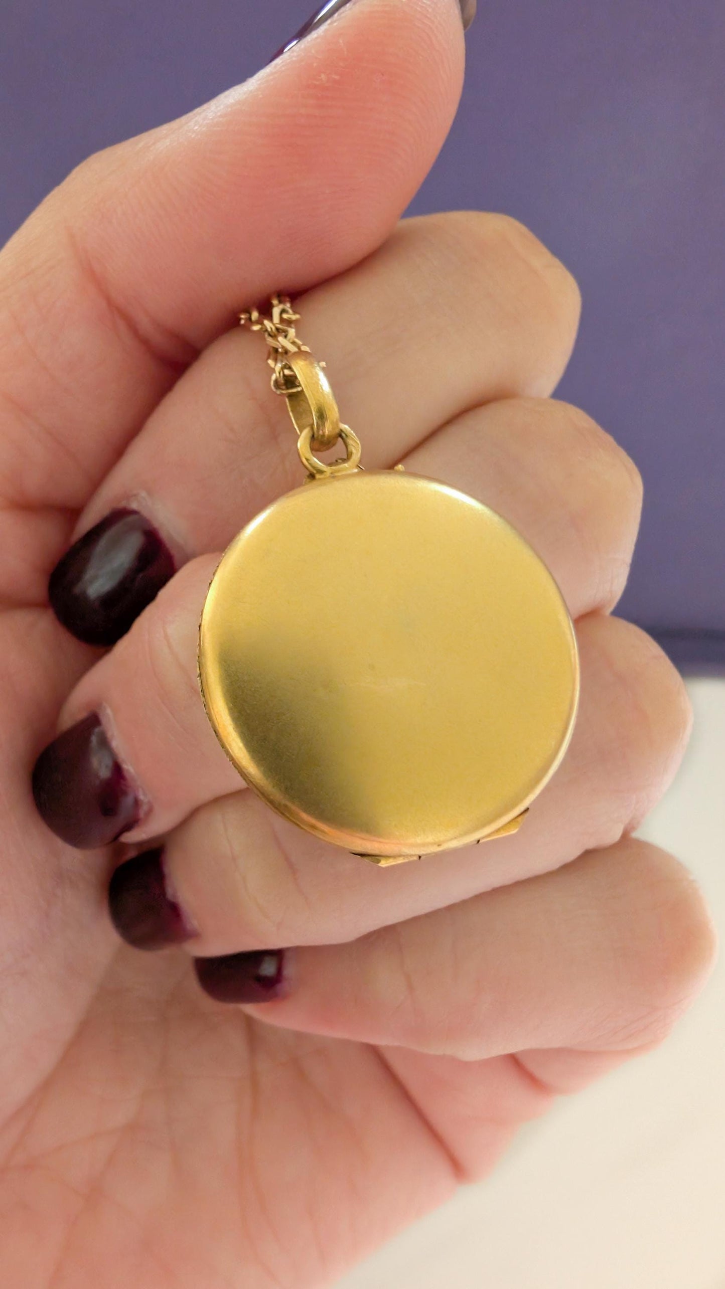 18K Gold Art Nouveau Locket with green gold : Antique Floral Engraved Pendant