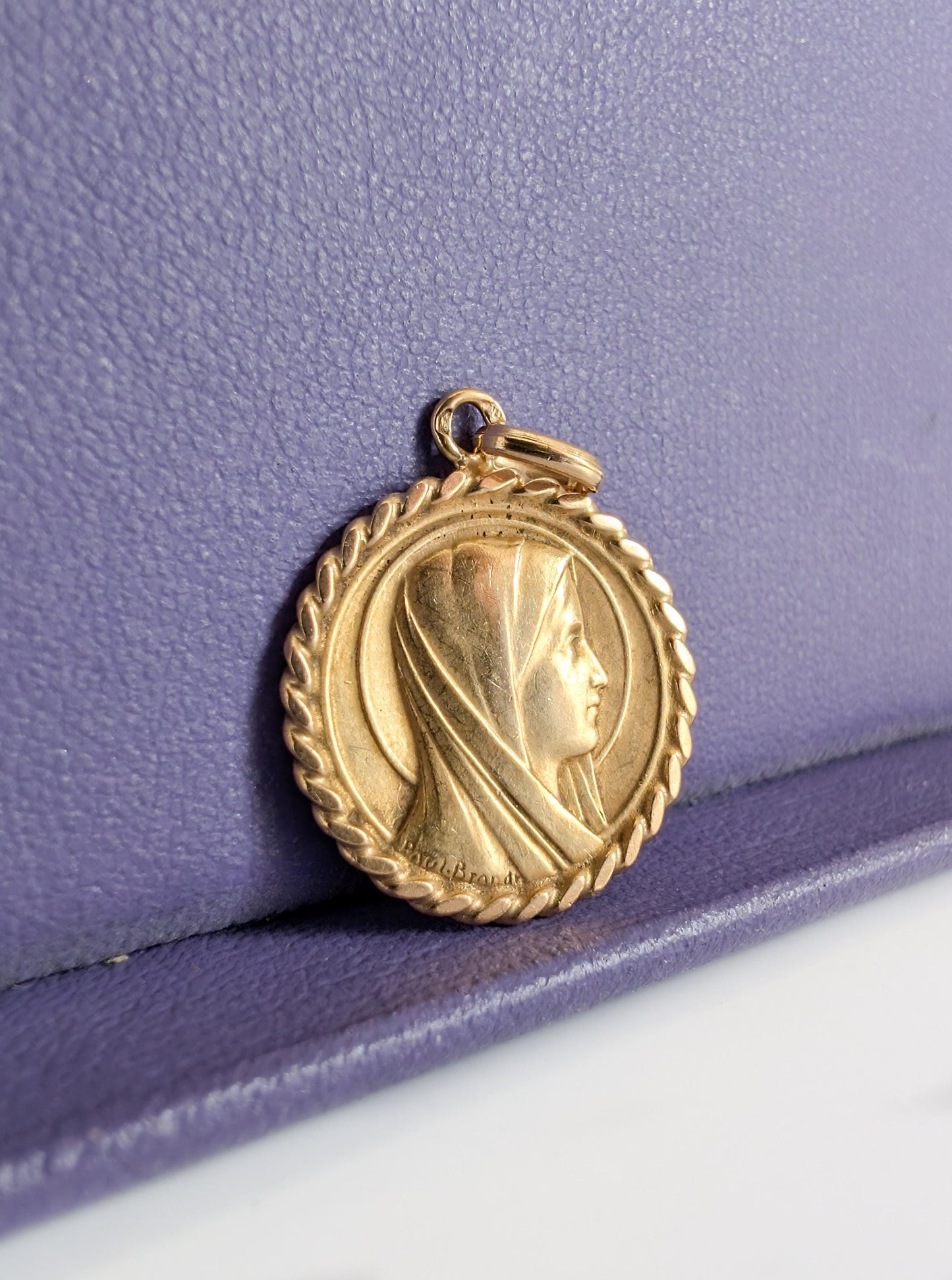 virgin mary pendant
virgin mary medal
vintage virgin medal
vintage religious
religious pendant
religious medal
medaille vierge or
blessed mother mary
antique religious
18K virgin pendant
18K virgin medal
18K mary medal
18K gold medal