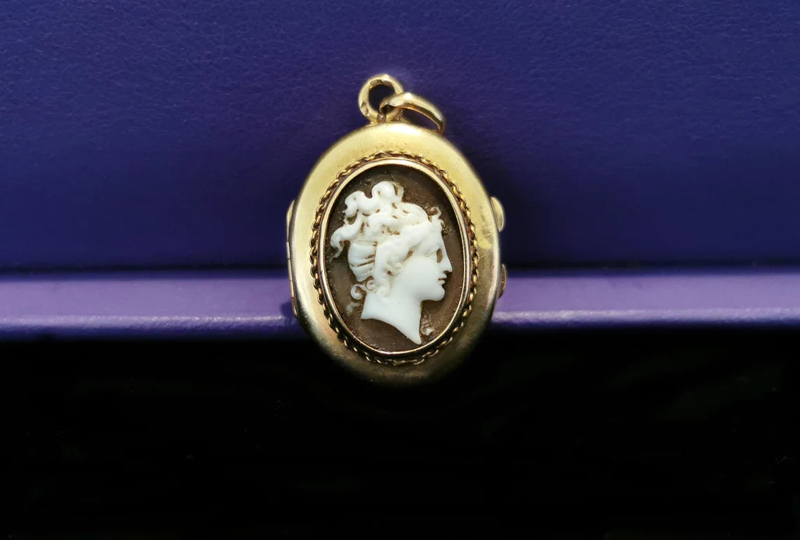 Antique 18K Gold and Hand Carved Cameo Locket Victorian XIX Century French Locket Antique Gold locket Antique picture locket Gift for her