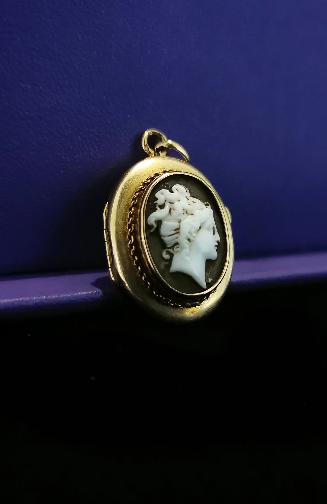 Antique 18K Gold and Hand Carved Cameo Locket Victorian XIX Century French Locket Antique Gold locket Antique picture locket Gift for her