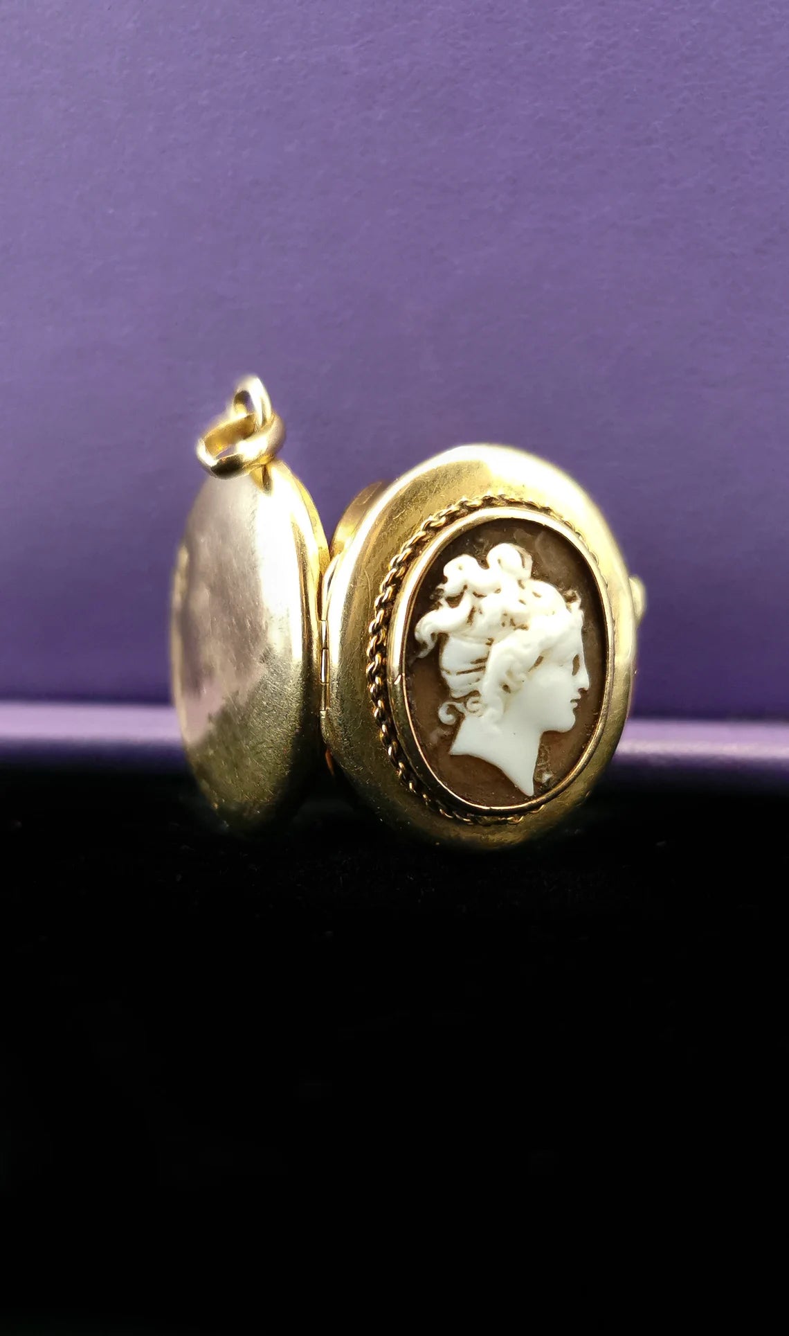 Antique 18K Gold and Hand Carved Cameo Locket Victorian XIX Century French Locket Antique Gold locket Antique picture locket Gift for her