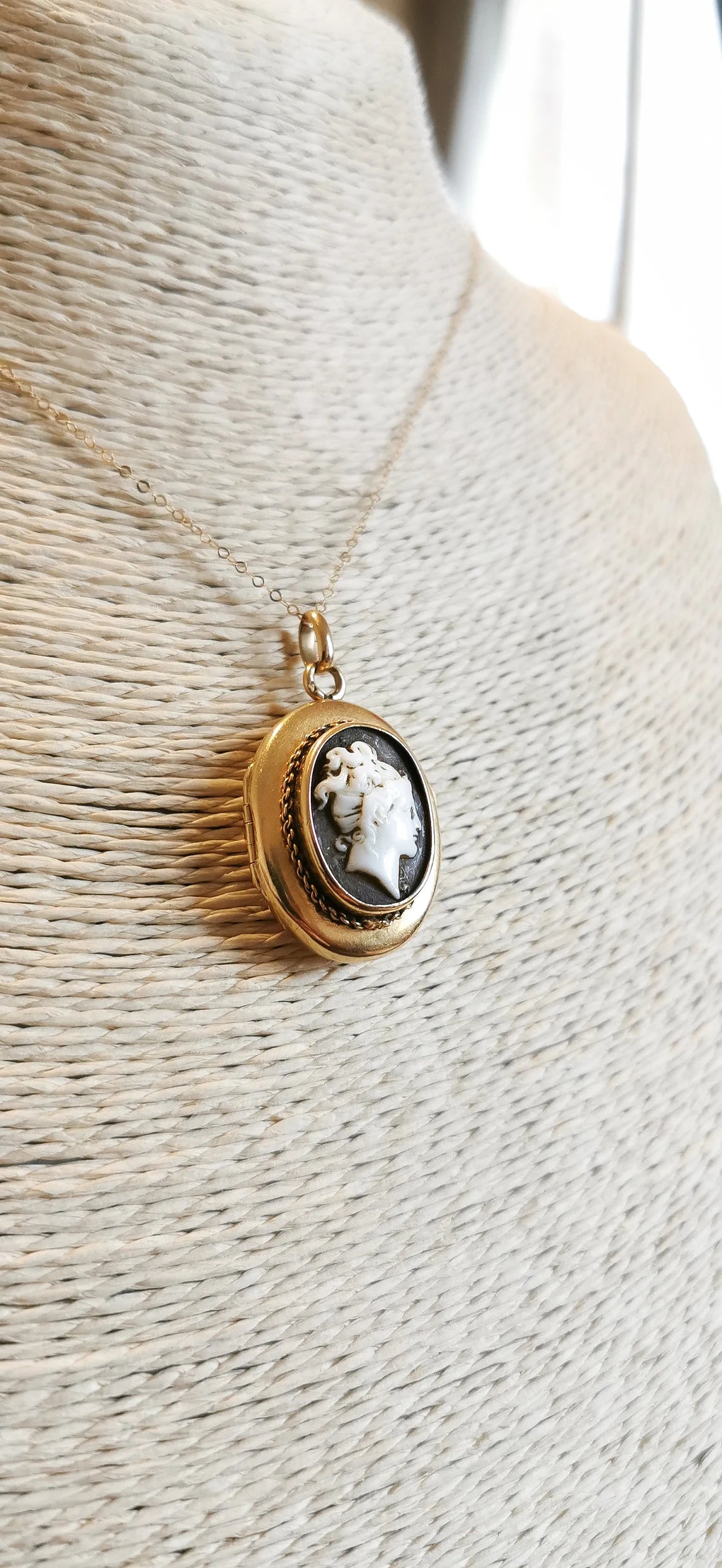 Antique 18K Gold and Hand Carved Cameo Locket Victorian XIX Century French Locket Antique Gold locket Antique picture locket Gift for her