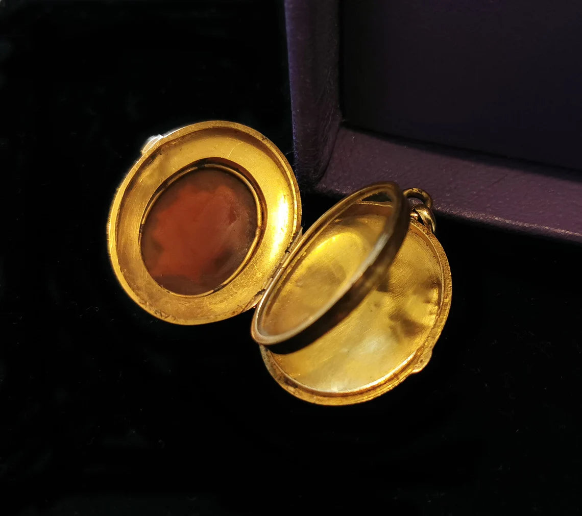 Antique 18K Gold and Hand Carved Cameo Locket Victorian XIX Century French Locket Antique Gold locket Antique picture locket Gift for her