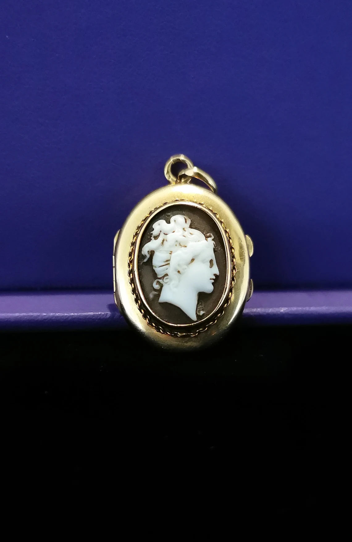 Antique 18K Gold and Hand Carved Cameo Locket Victorian XIX Century French Locket Antique Gold locket Antique picture locket Gift for her