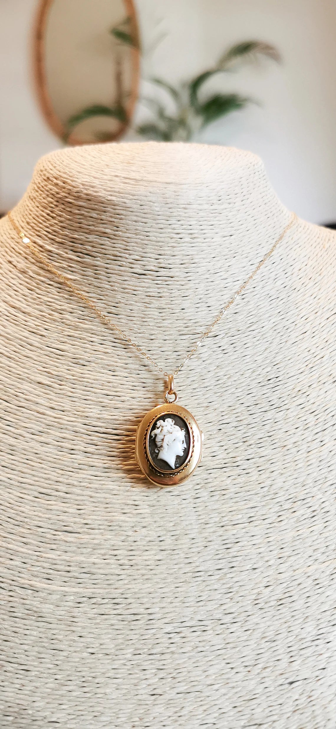Antique 18K Gold and Hand Carved Cameo Locket Victorian XIX Century French Locket Antique Gold locket Antique picture locket Gift for her