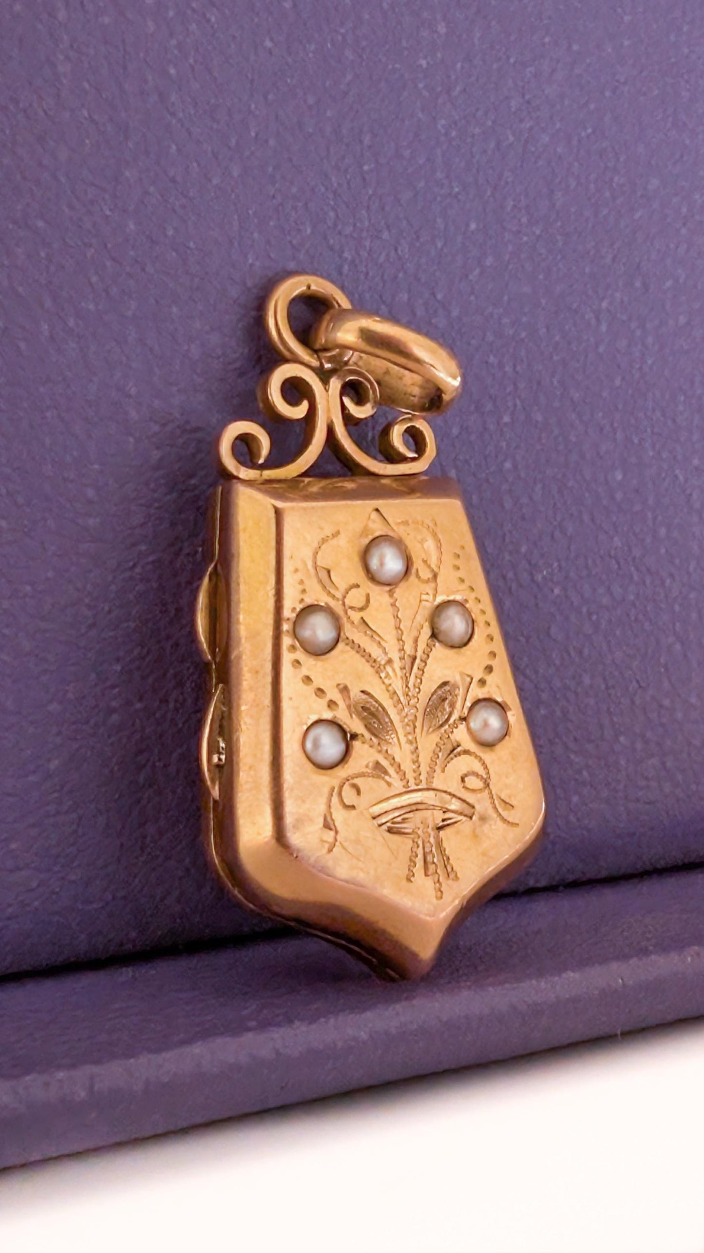 XIX century locket

victorian locket

seed pearl locket

porte souvenir en or

French 1900 locket

edwardian pendant

edwardian locket

antique pendant

antique french jewel

Antique 18 ct locket

1900 gold locket

18K gold locket

18ct gold locket