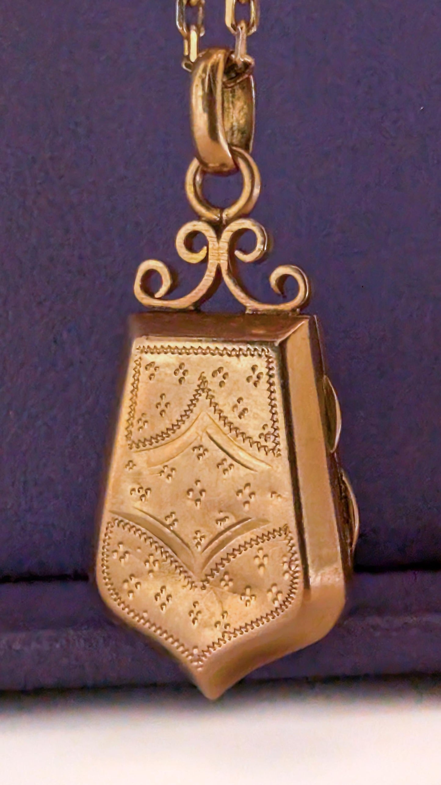 XIX century locket

victorian locket

seed pearl locket

porte souvenir en or

French 1900 locket

edwardian pendant

edwardian locket

antique pendant

antique french jewel

Antique 18 ct locket

1900 gold locket

18K gold locket

18ct gold locket