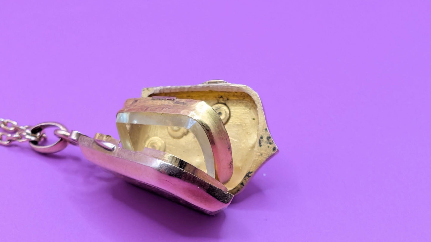 XIX century locket

victorian locket

seed pearl locket

porte souvenir en or

French 1900 locket

edwardian pendant

edwardian locket

antique pendant

antique french jewel

Antique 18 ct locket

1900 gold locket

18K gold locket

18ct gold locket