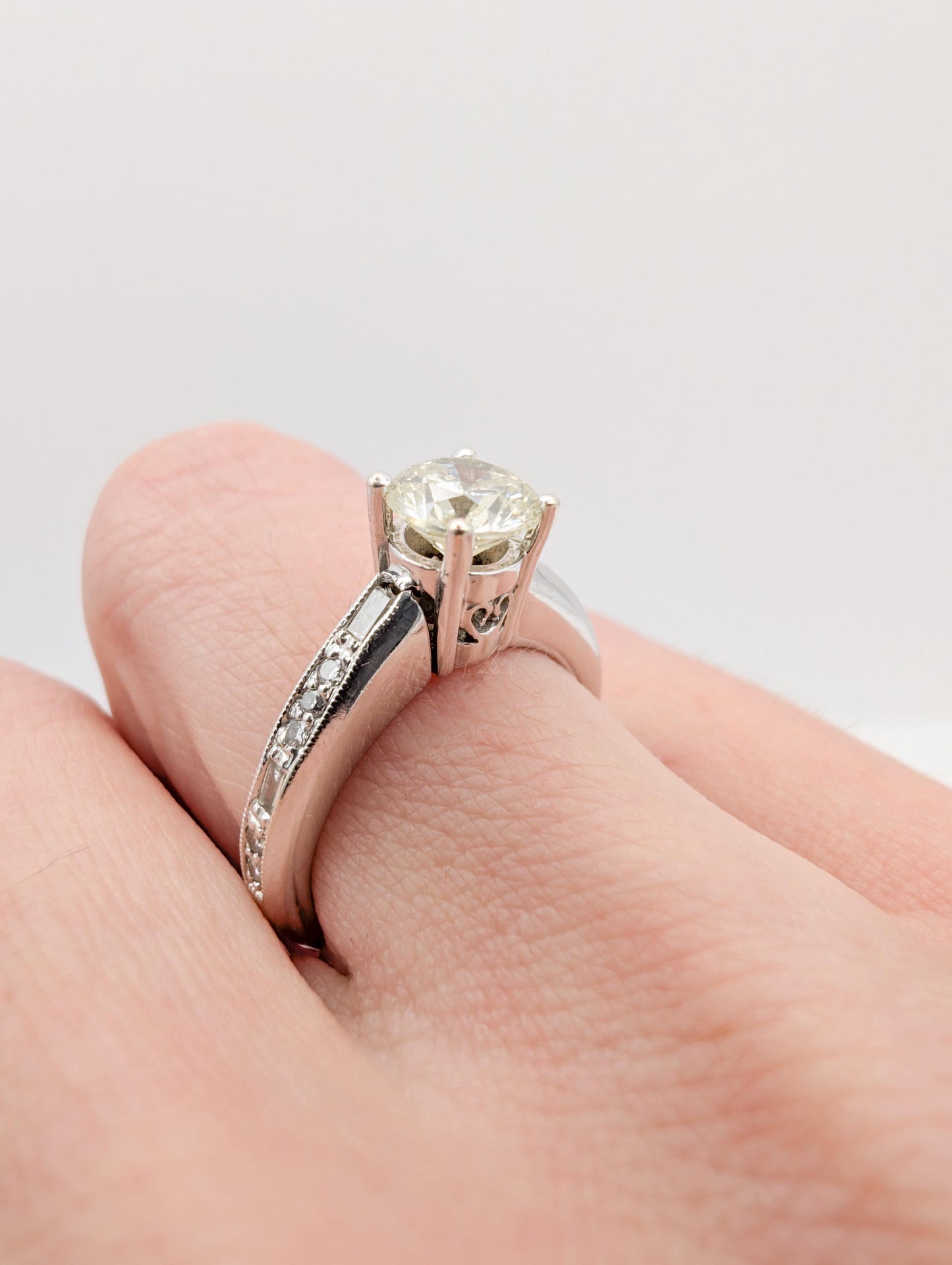 Vintage 0.91 Carat Diamond Ring: 14K White Gold Engagement Ring