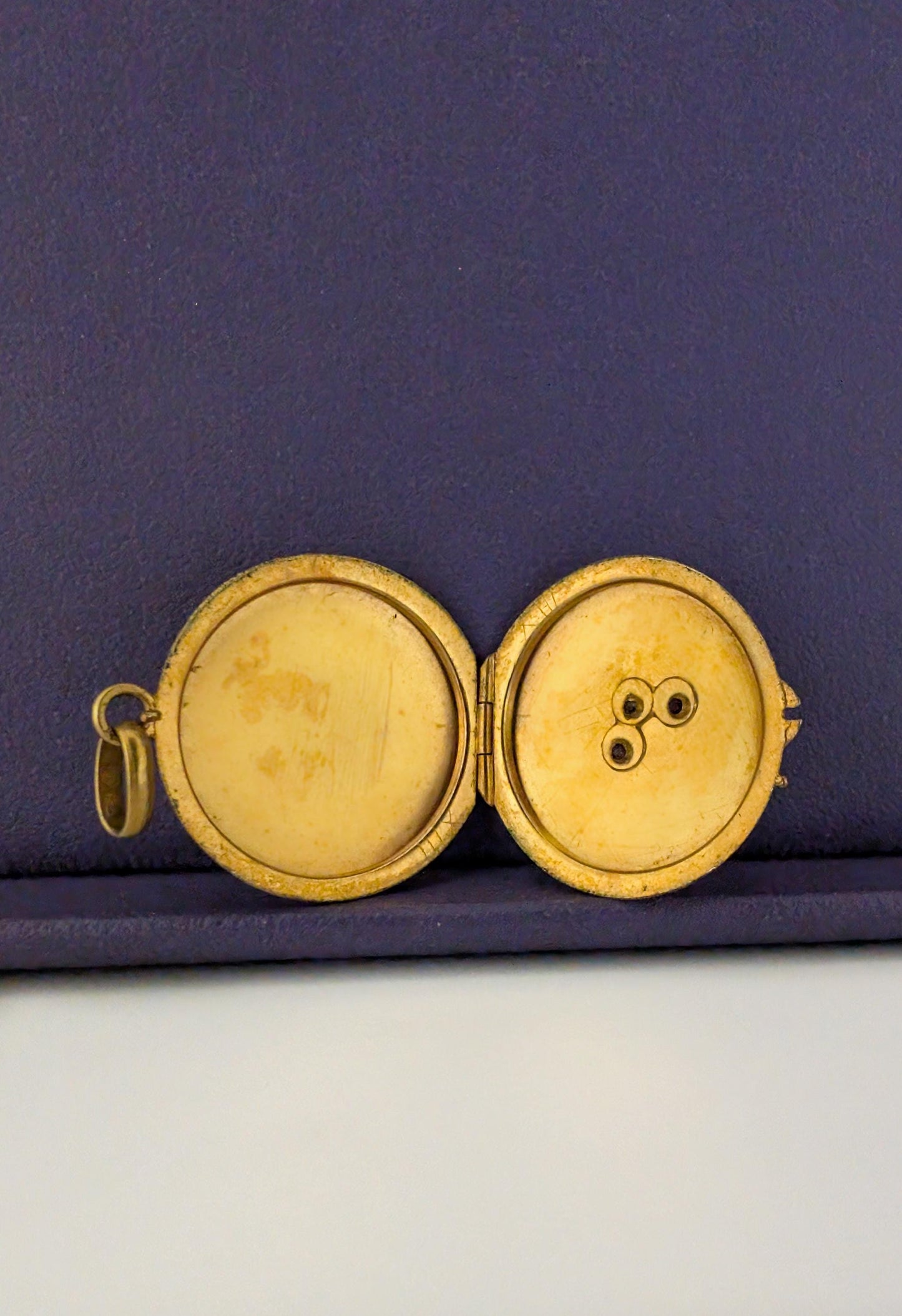 18K Gold Art Nouveau Locket with green gold : Antique Floral Engraved Pendant