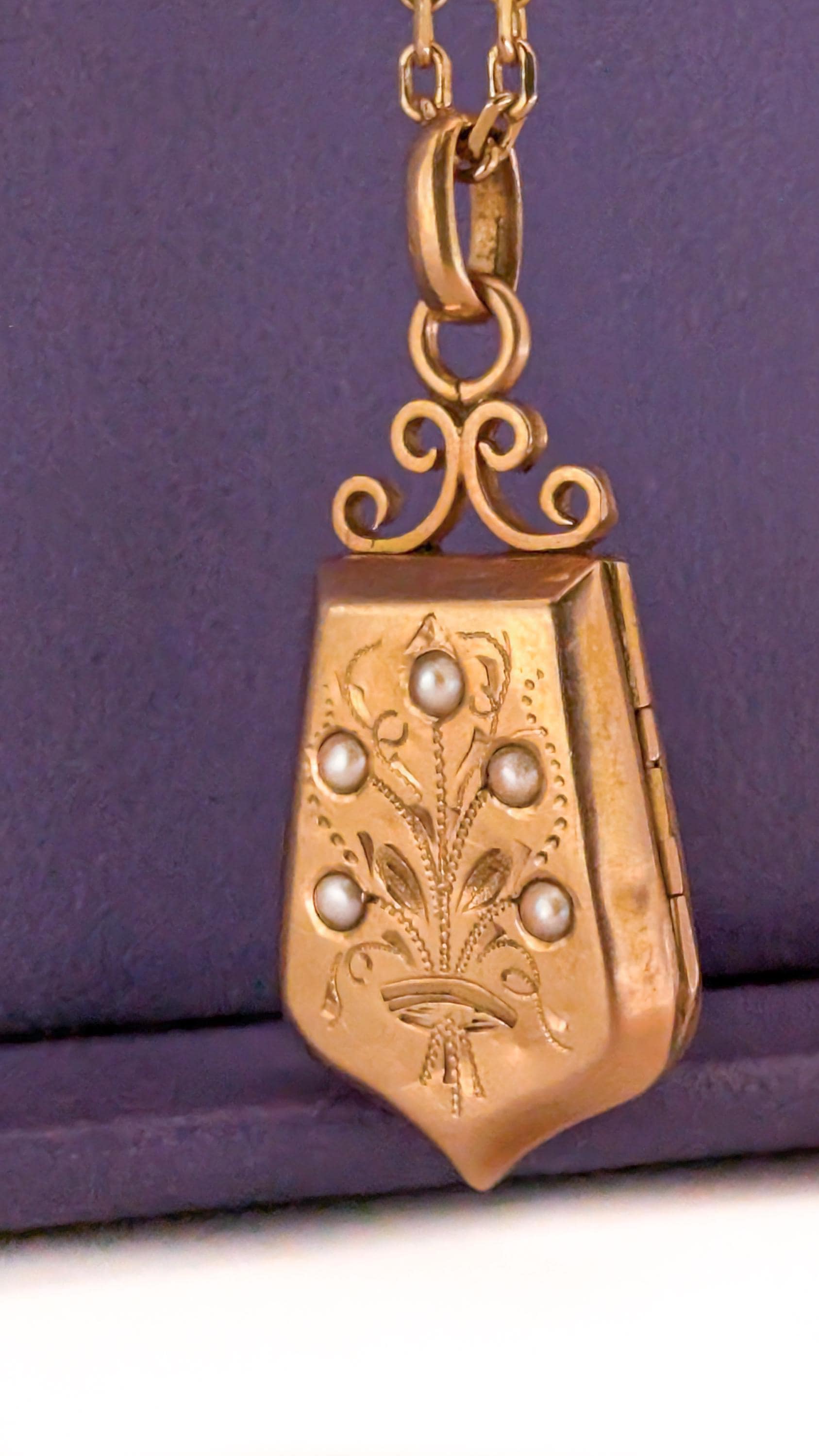 XIX century locket

victorian locket

seed pearl locket

porte souvenir en or

French 1900 locket

edwardian pendant

edwardian locket

antique pendant

antique french jewel

Antique 18 ct locket

1900 gold locket

18K gold locket

18ct gold locket