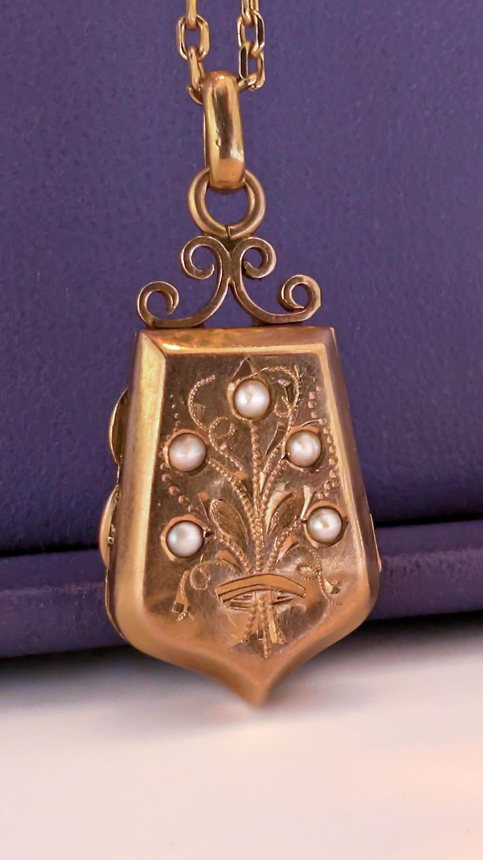 XIX century locket

victorian locket

seed pearl locket

porte souvenir en or

French 1900 locket

edwardian pendant

edwardian locket

antique pendant

antique french jewel

Antique 18 ct locket

1900 gold locket

18K gold locket

18ct gold locket