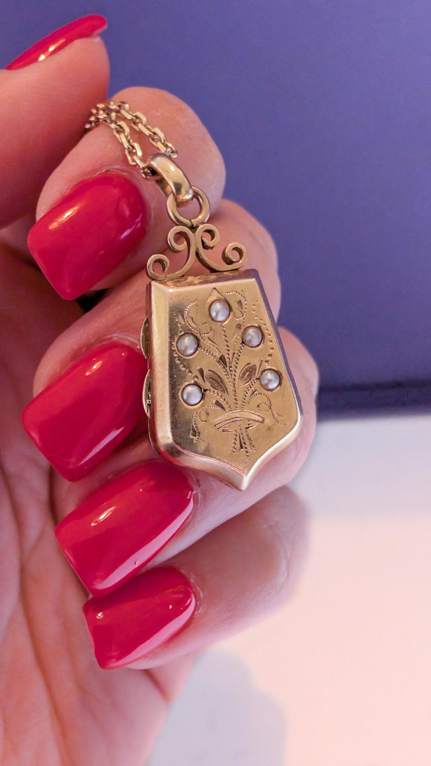 XIX century locket

victorian locket

seed pearl locket

porte souvenir en or

French 1900 locket

edwardian pendant

edwardian locket

antique pendant

antique french jewel

Antique 18 ct locket

1900 gold locket

18K gold locket

18ct gold locket