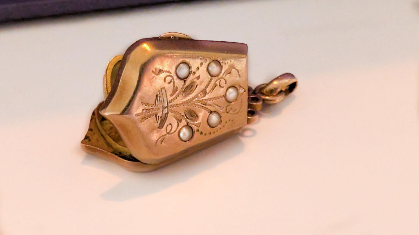 XIX century locket

victorian locket

seed pearl locket

porte souvenir en or

French 1900 locket

edwardian pendant

edwardian locket

antique pendant

antique french jewel

Antique 18 ct locket

1900 gold locket

18K gold locket

18ct gold locket