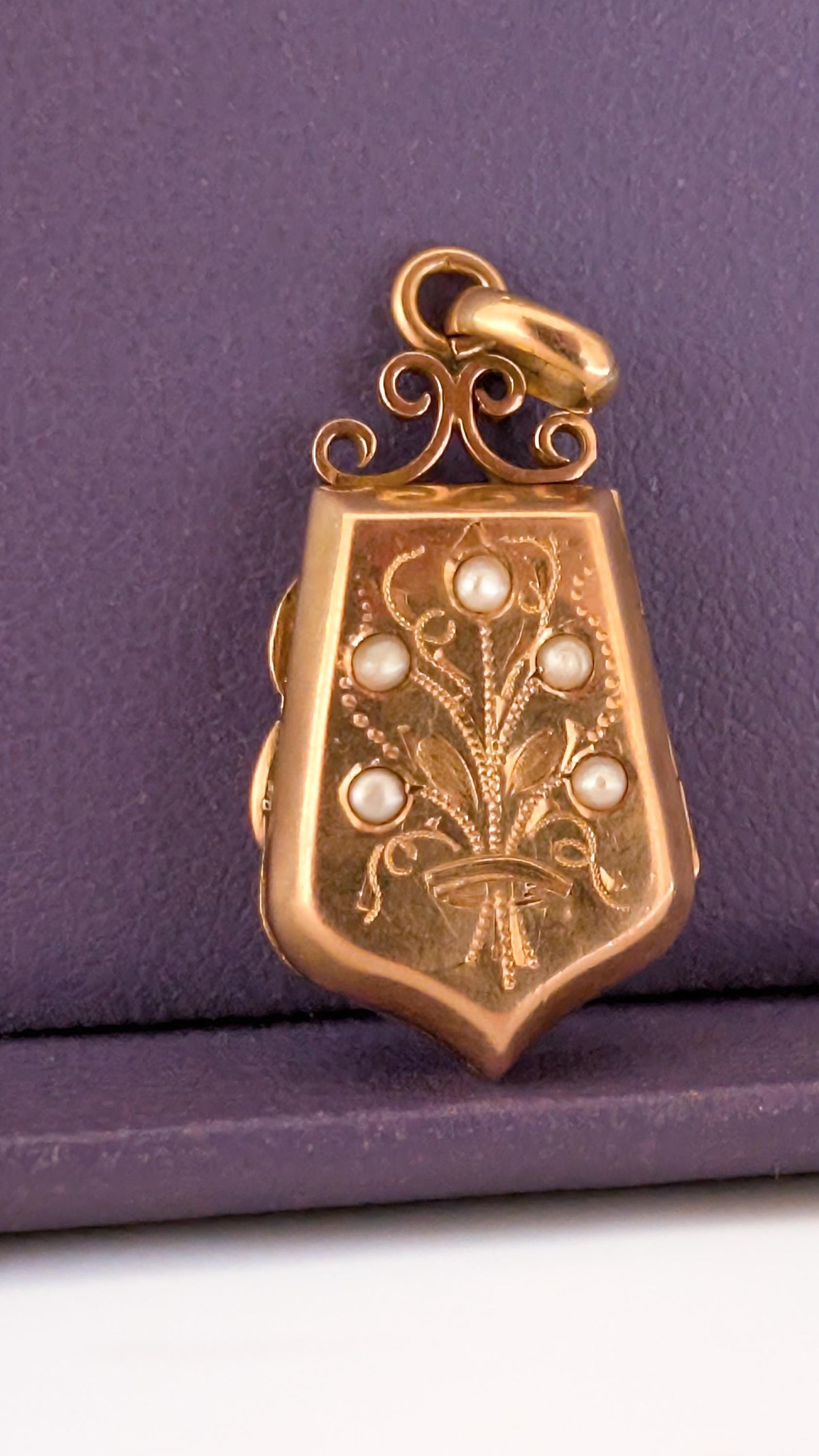 XIX century locket

victorian locket

seed pearl locket

porte souvenir en or

French 1900 locket

edwardian pendant

edwardian locket

antique pendant

antique french jewel

Antique 18 ct locket

1900 gold locket

18K gold locket

18ct gold locket