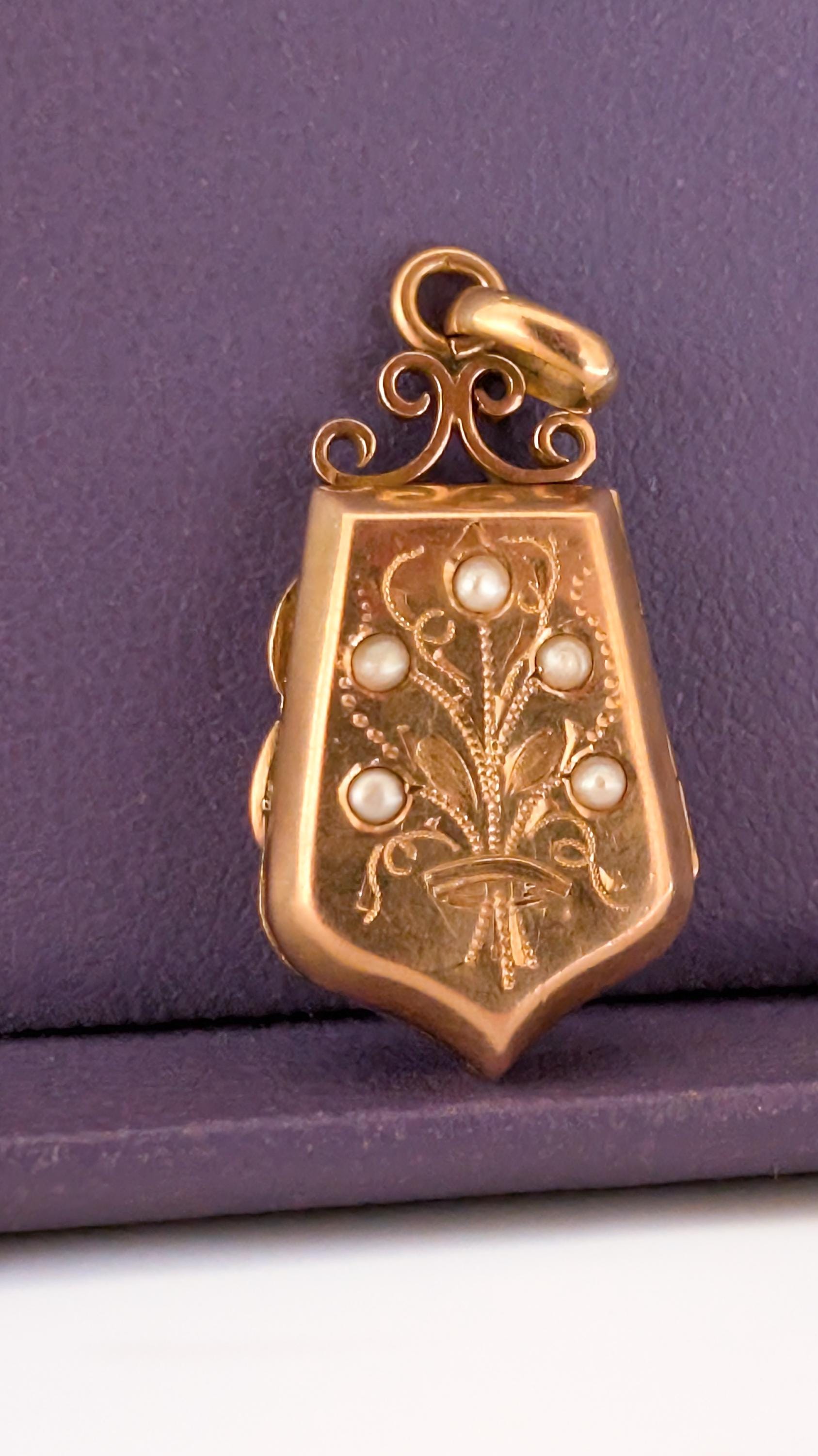XIX century locket

victorian locket

seed pearl locket

porte souvenir en or

French 1900 locket

edwardian pendant

edwardian locket

antique pendant

antique french jewel

Antique 18 ct locket

1900 gold locket

18K gold locket

18ct gold locket