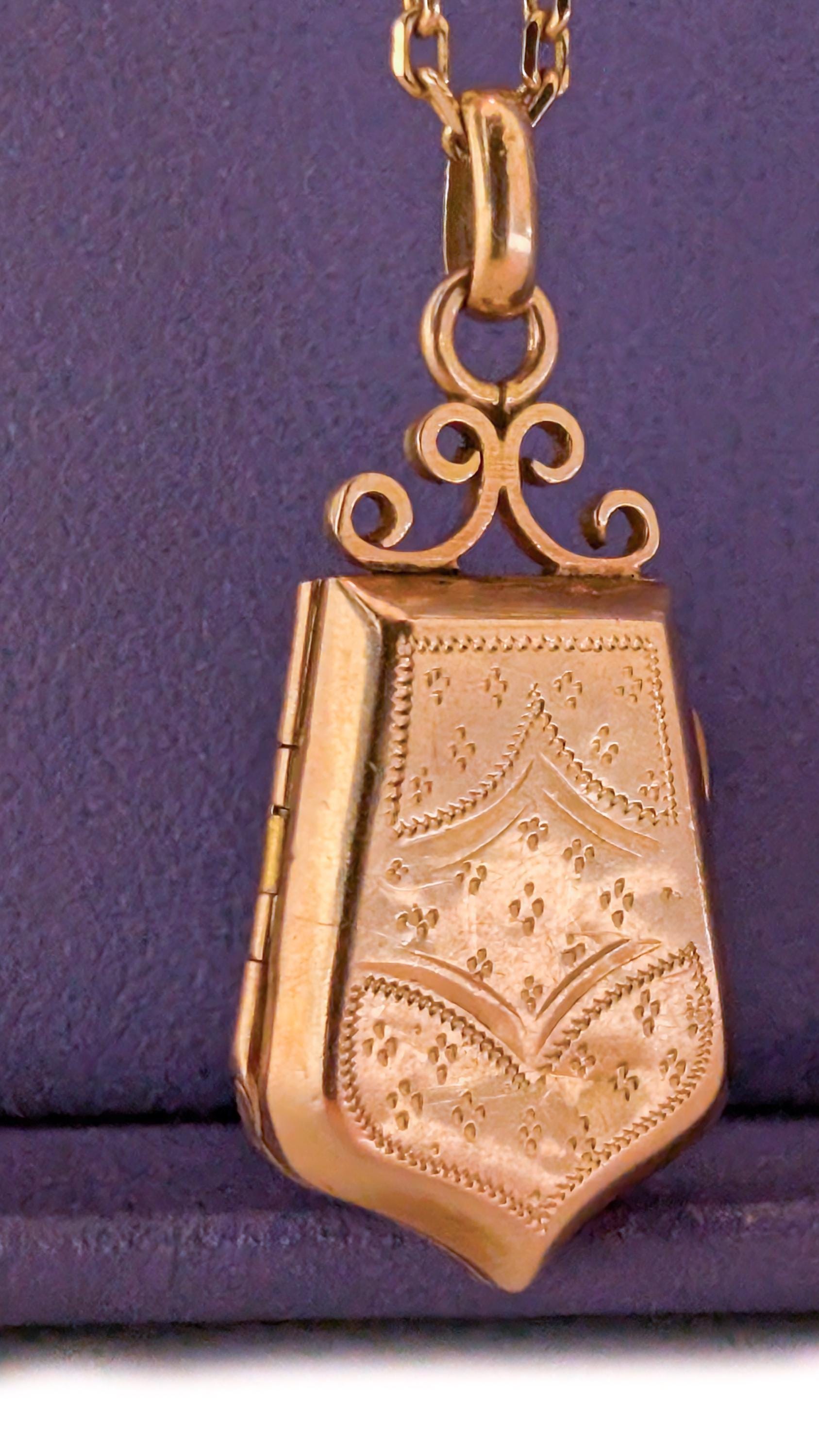 XIX century locket

victorian locket

seed pearl locket

porte souvenir en or

French 1900 locket

edwardian pendant

edwardian locket

antique pendant

antique french jewel

Antique 18 ct locket

1900 gold locket

18K gold locket

18ct gold locket