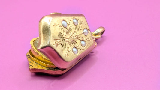 XIX century locket

victorian locket

seed pearl locket

porte souvenir en or

French 1900 locket

edwardian pendant

edwardian locket

antique pendant

antique french jewel

Antique 18 ct locket

1900 gold locket

18K gold locket

18ct gold locket