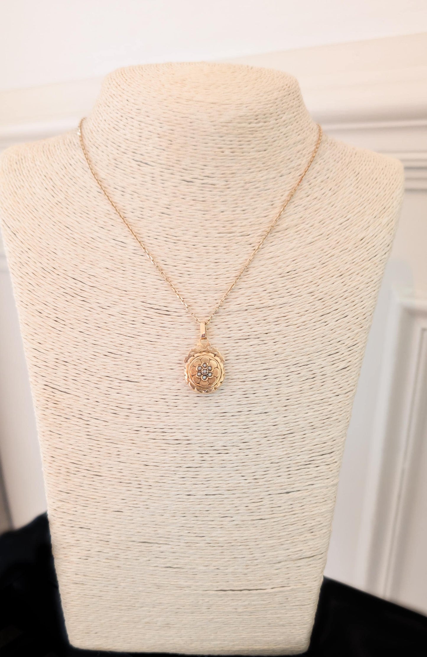 antique locket
antique edwardian locket
antique gold locket
antique pendant
antique french pendant 
18K gold glass locket
18K solid gold locket