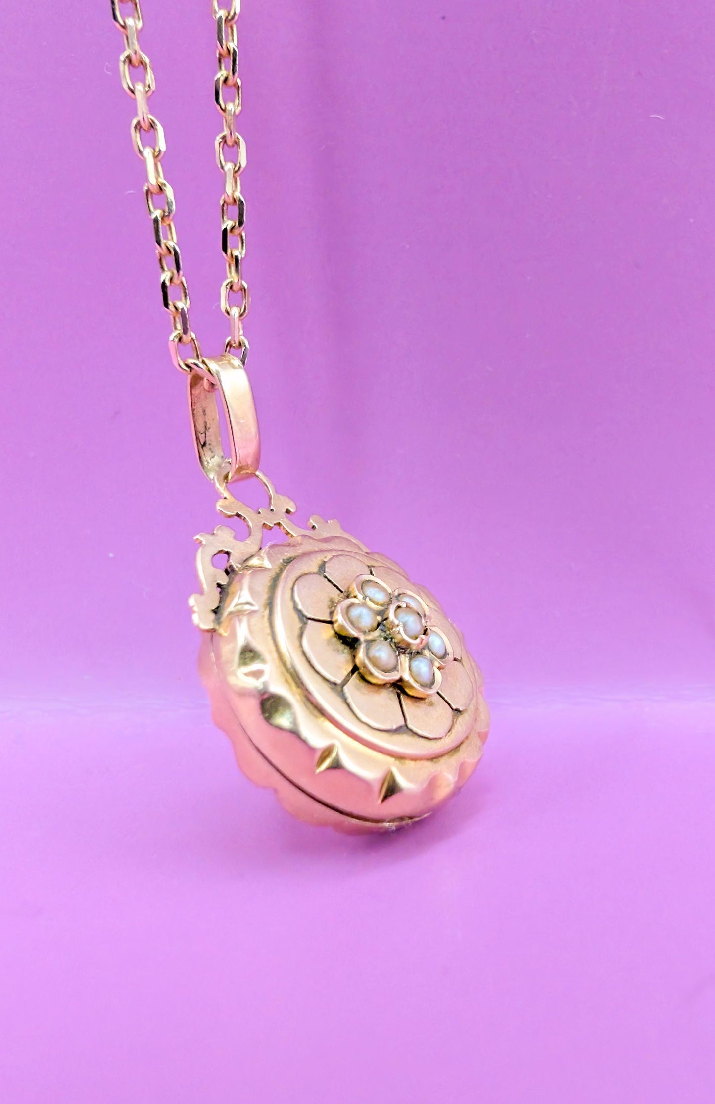 antique locket
antique edwardian locket
antique gold locket
antique pendant
antique french pendant 
18K gold glass locket
18K solid gold locket