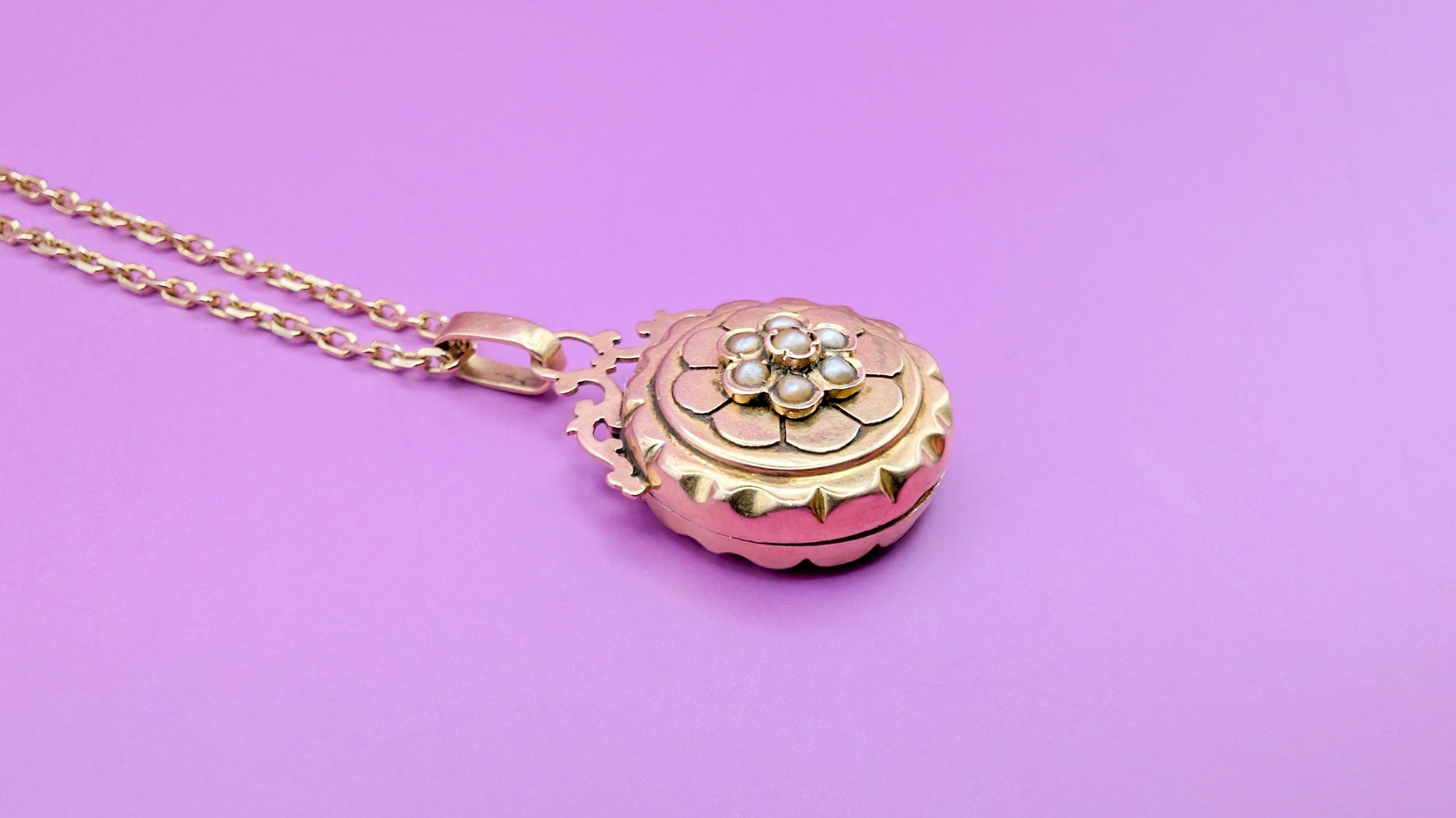 antique locket
antique edwardian locket
antique gold locket
antique pendant
antique french pendant 
18K gold glass locket
18K solid gold locket