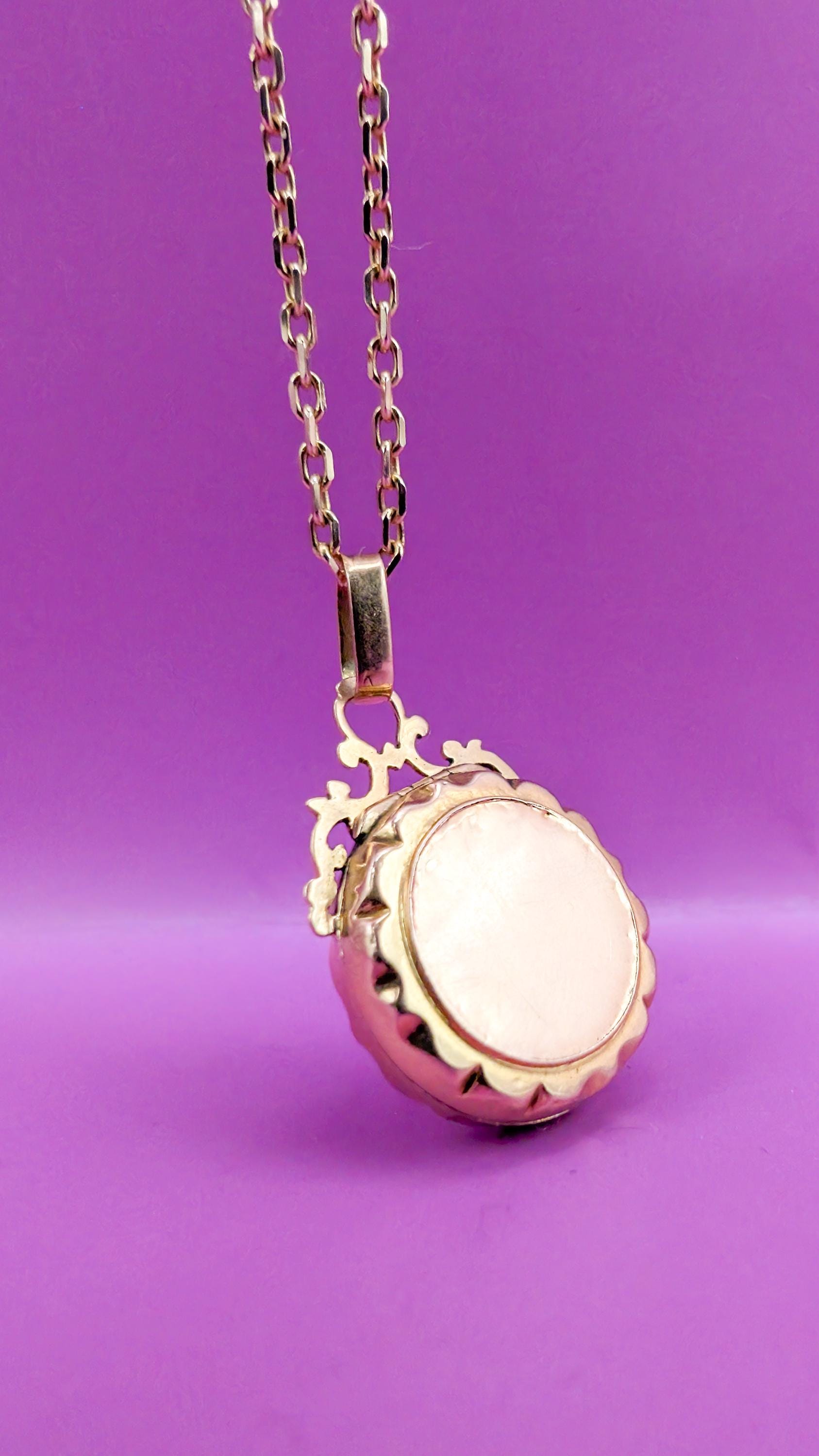 antique locket
antique edwardian locket
antique gold locket
antique pendant
antique french pendant 
18K gold glass locket
18K solid gold locket