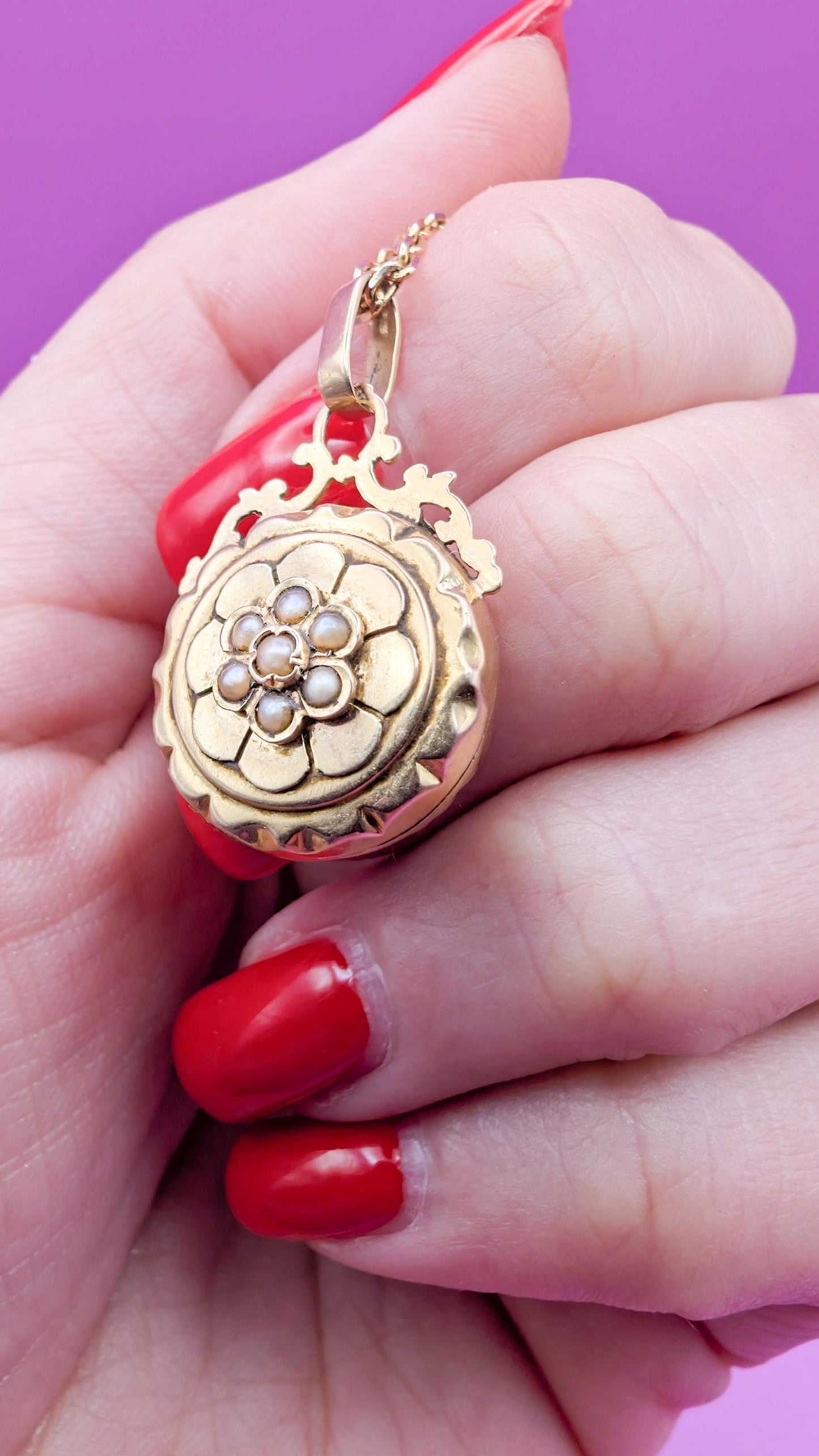 antique locket
antique edwardian locket
antique gold locket
antique pendant
antique french pendant 
18K gold glass locket
18K solid gold locket