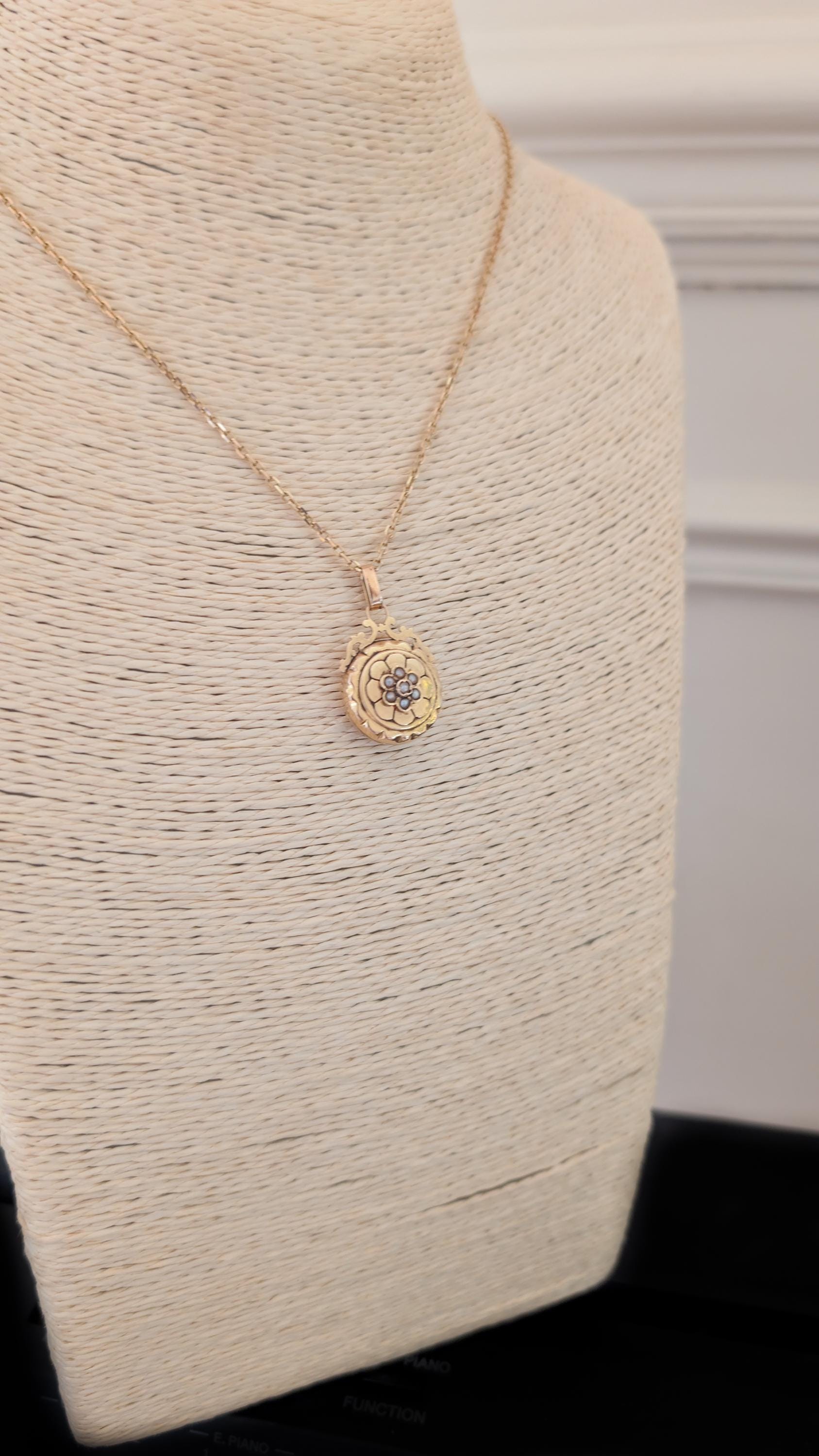 antique locket
antique edwardian locket
antique gold locket
antique pendant
antique french pendant 
18K gold glass locket
18K solid gold locket