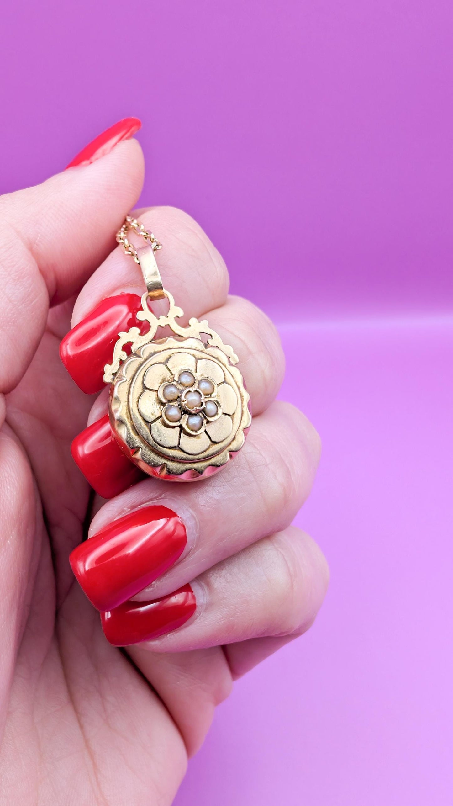 antique locket
antique edwardian locket
antique gold locket
antique pendant
antique french pendant 
18K gold glass locket
18K solid gold locket