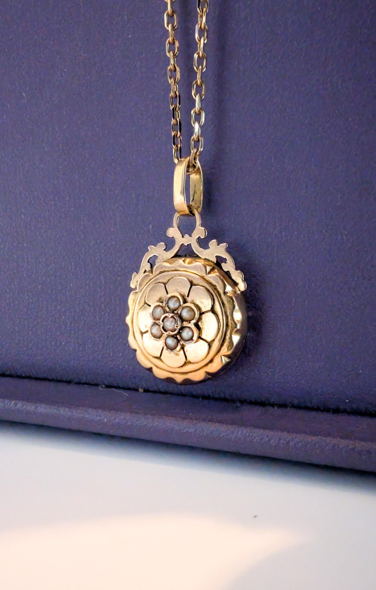 antique locket
antique edwardian locket
antique gold locket
antique pendant
antique french pendant 
18K gold glass locket
18K solid gold locket