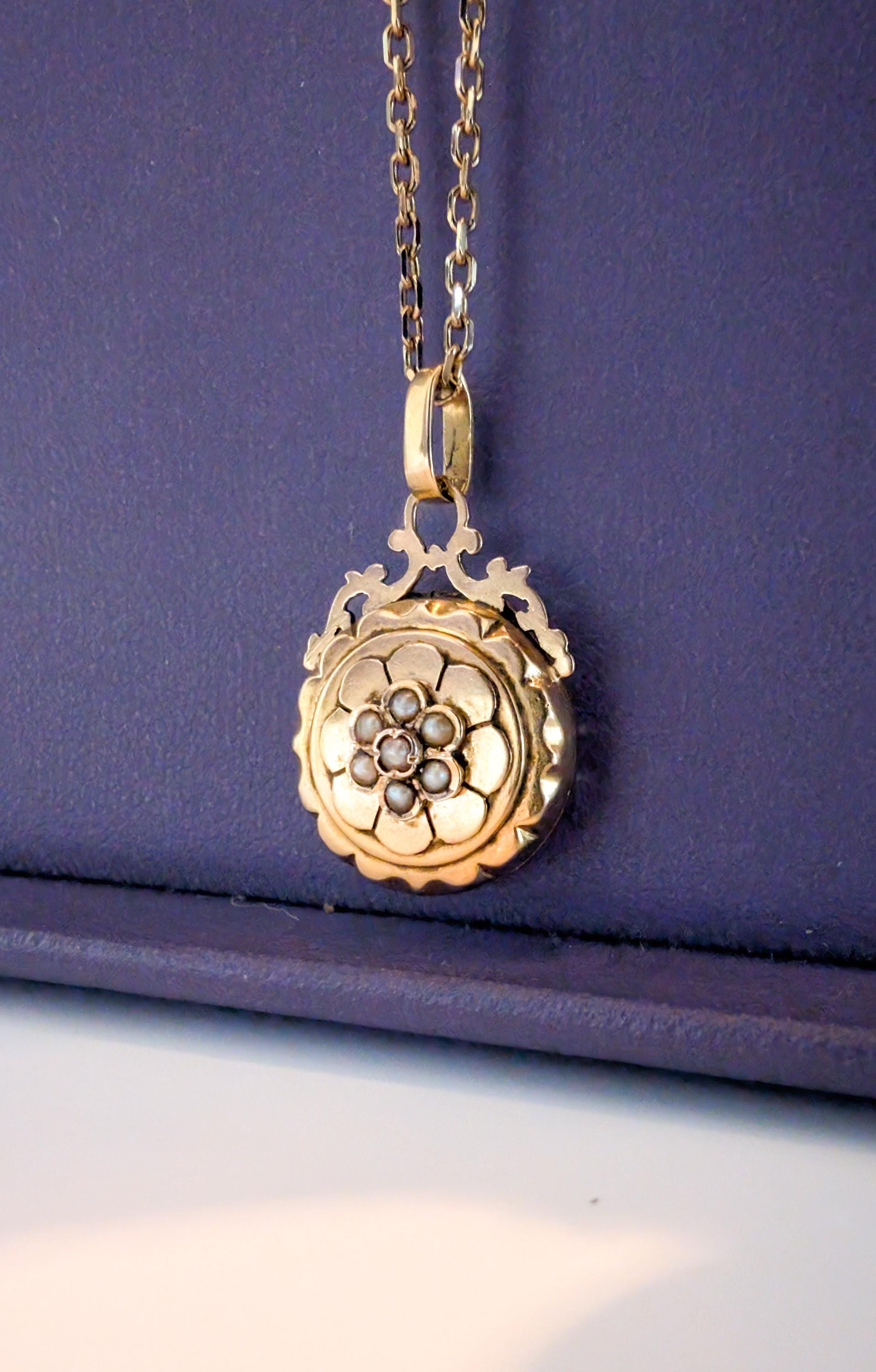 antique locket
antique edwardian locket
antique gold locket
antique pendant
antique french pendant 
18K gold glass locket
18K solid gold locket