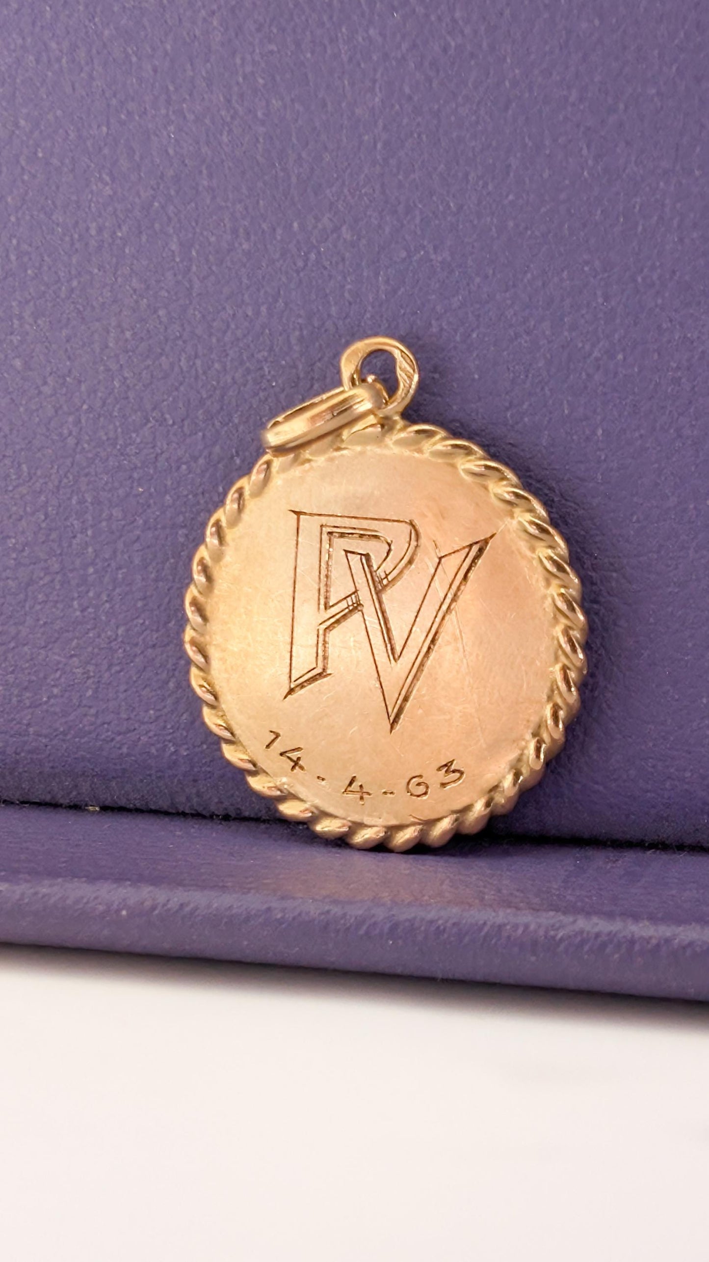 virgin mary pendant

virgin mary medal

vintage virgin medal

vintage religious

religious pendant

religious medal

medaille vierge or

blessed mother mary

antique religious

18K virgin pendant

18K virgin medal

18K mary medal

18K gold medal