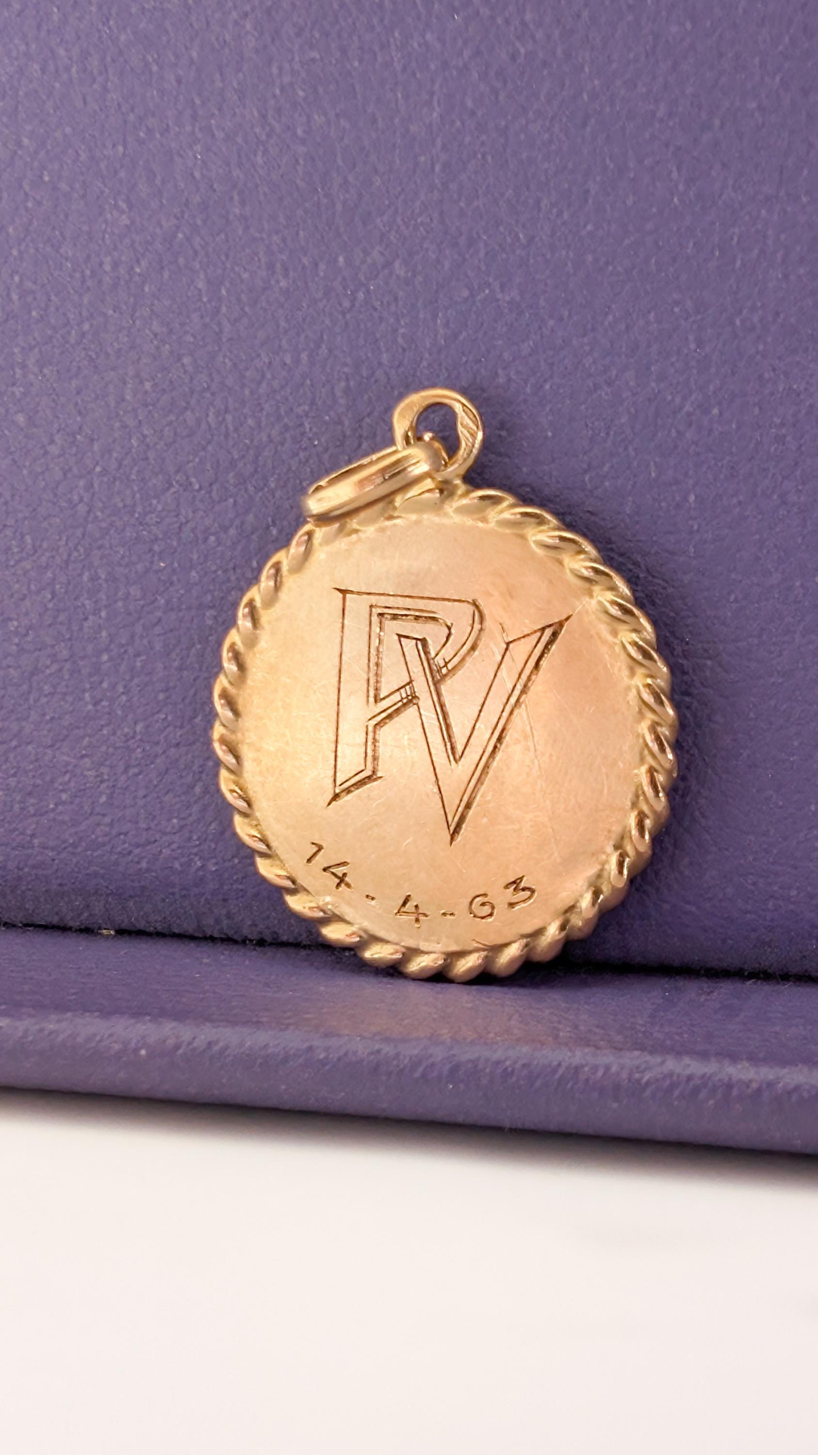 virgin mary pendant

virgin mary medal

vintage virgin medal

vintage religious

religious pendant

religious medal

medaille vierge or

blessed mother mary

antique religious

18K virgin pendant

18K virgin medal

18K mary medal

18K gold medal