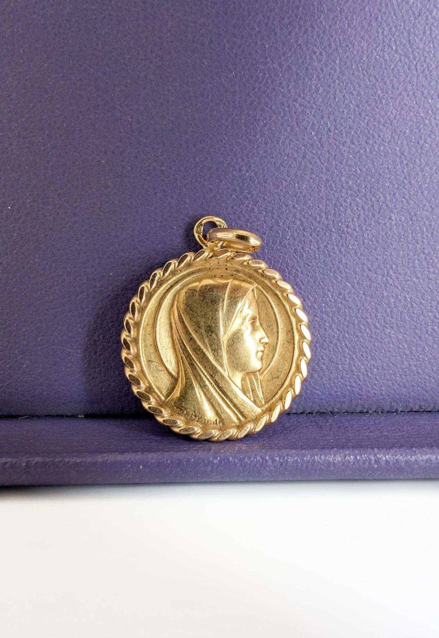 virgin mary pendant

virgin mary medal

vintage virgin medal

vintage religious

religious pendant

religious medal

medaille vierge or

blessed mother mary

antique religious

18K virgin pendant

18K virgin medal

18K mary medal

18K gold medal