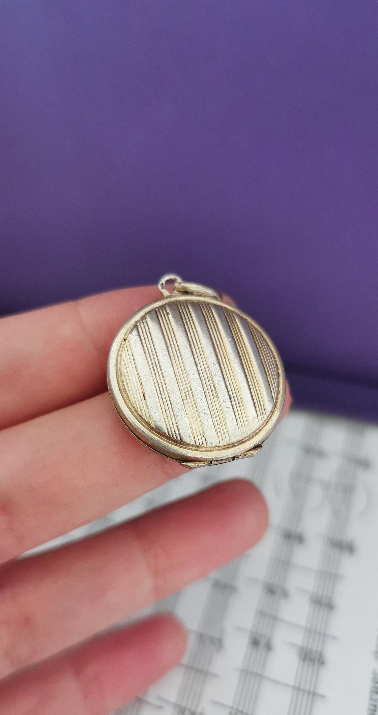 Edwardian Round Locket with Engraved Line pattern Antique French Photo Pendant Antique Edwardian pendant Gift for Her Antique Locket